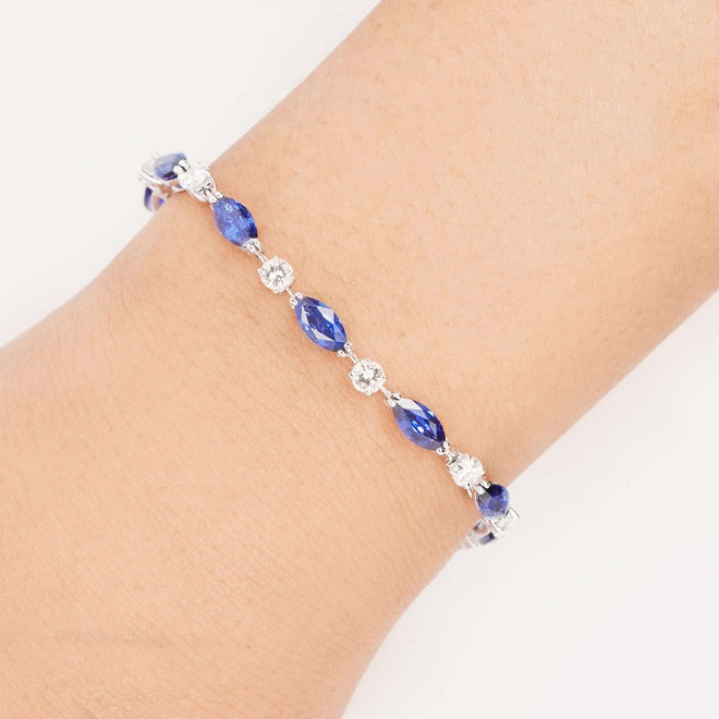 7.88 cts Blue Sapphire with Diamond Bracelet