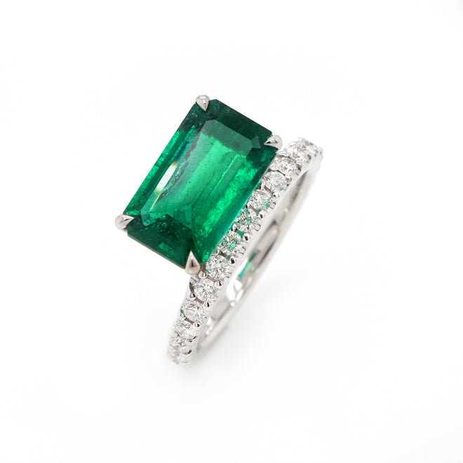 3.10 cts Emerald Diamond Ring