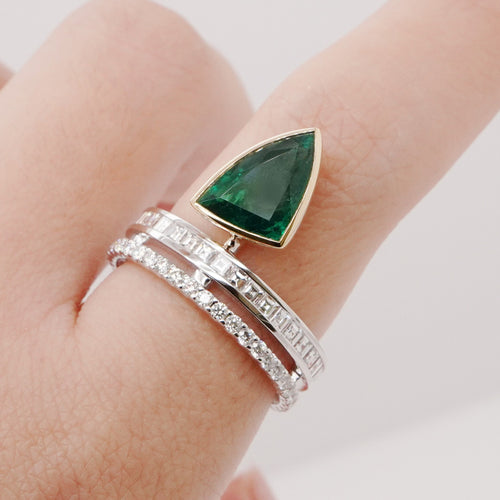 2.50 cts Emerald with Diamond Ring