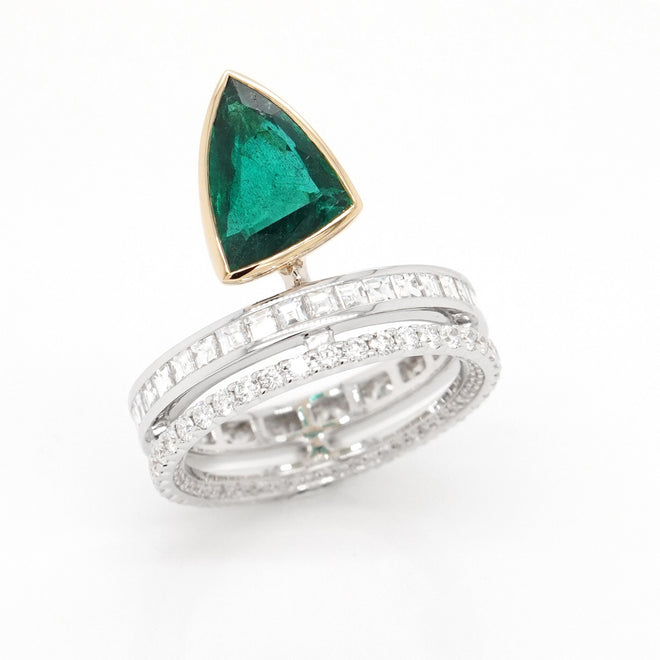 2.50 cts Emerald with Diamond Ring
