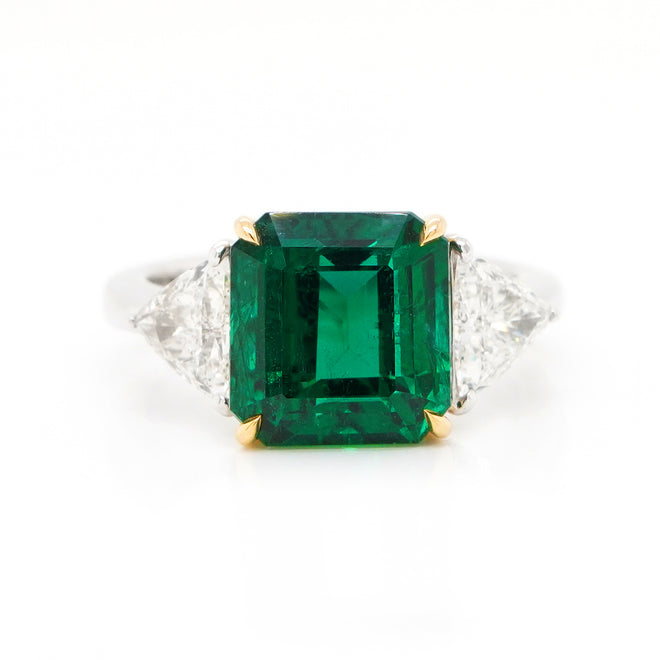 5.04 cts Emerald with Diamond Ring