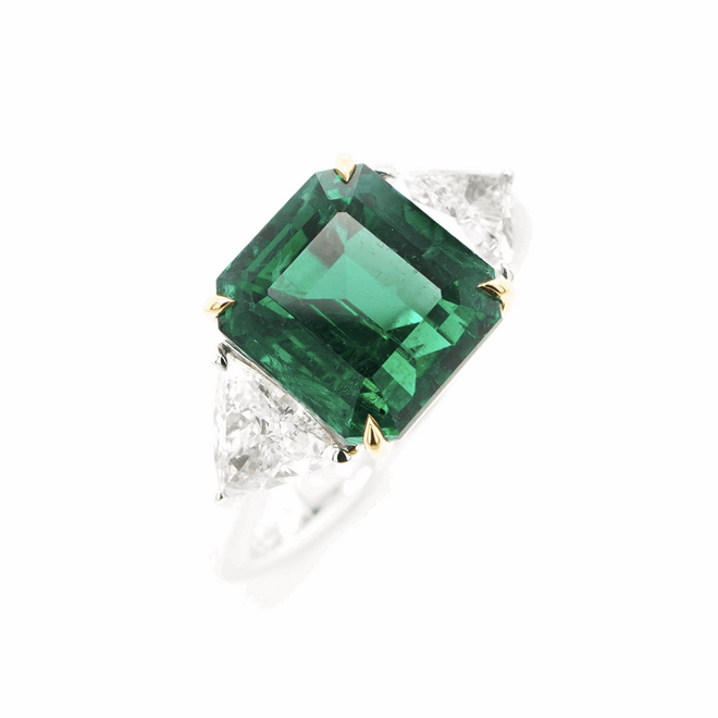 5.04 cts Emerald with Diamond Ring