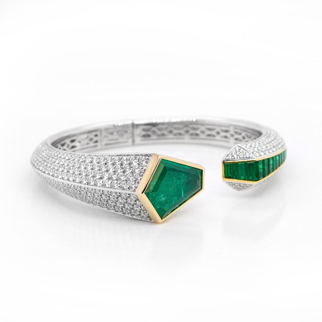be-25002-11.39  1.89 cts Minor Oil Colombian Emerald with Diamond Pavé Bracelet (ENQUIRE)